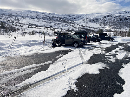 Image #1: At Reset Parking Lot [312 m.a.m.s.l.], which is located on the mountain ridge that separates Nakkedalen Valley from Vatnedalen Valley. This parking lot is frequently also used by people ascending Mount Frostatinden.