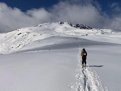 Image #6: Heading towards Mount Blåskjerdingen, with its characteristic V-shaped cleft, that separates the northern summit from the southern summit.
