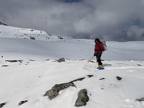 Image #8: Stopping for a brief moment, in order to have a look up towards Mount Blåskjerdingen.