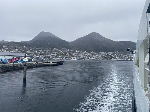 Image #1: View of the town of Måløy from the ferry to Bremanger island. The mountains behind the town, are Brurahornet [604 m.a.m.s.l.] and Veten [613 m.a.m.s.l.].