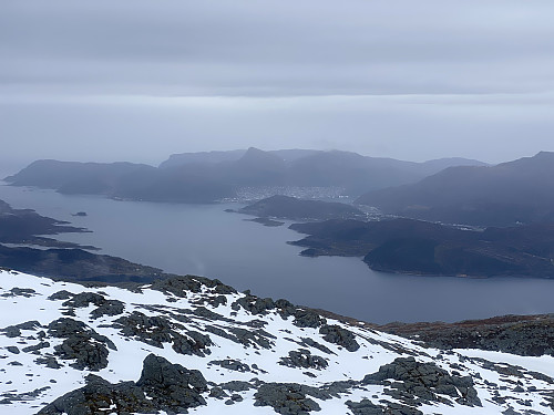 Image #11: View from the notch between Svatevassegga 839 and Svartevassegga 889 towards the town of Måløy.