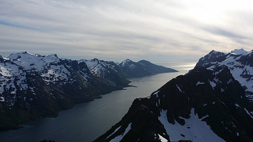 Nydelig utsikt over Ersfjorden og søndre Kvaløya fra toppen