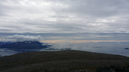 Utsikt fra toppen mot Kvaløya og Atlanterhavet.