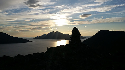 Varden på Trehørningen med utsikt over Skulsfjorden mot Vengsøya