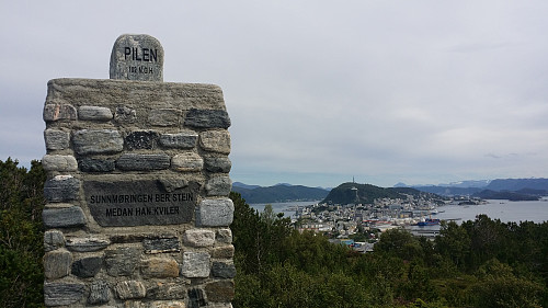 Toppvarden på Pilen, med Ålesund og Aksla i bakgrunn