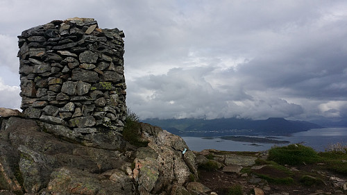Toppvarden og utsikt mot nordøst