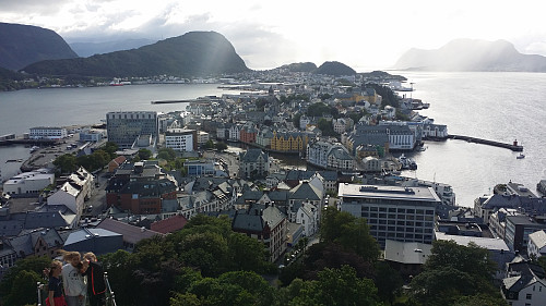 Utsikt fra trappa over Ålesund og Sukkertoppen 