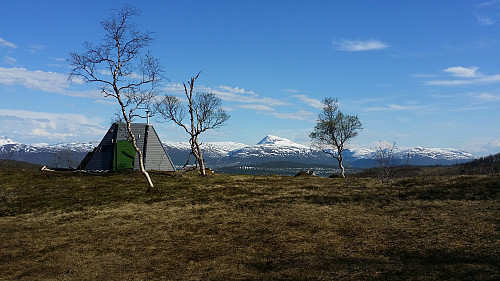 Trelavvo ved Stillevannet, med utsikt mot norre Tromsøya og Tromsdalstinden.