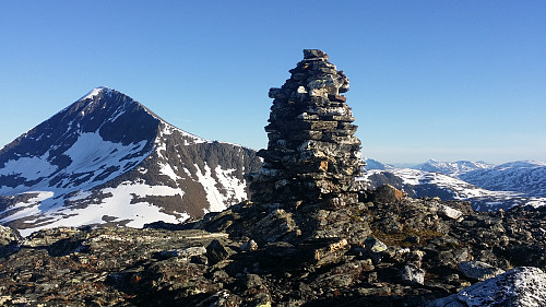Varden på Skarsfjellet med Tromsdalstinden i bakgrunnen.