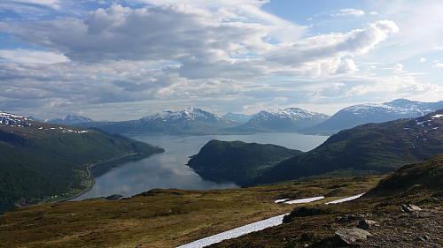 Utsikt fra toppen på Laukslettfjellet mot Hundbergan og videre mot Balsfjord.