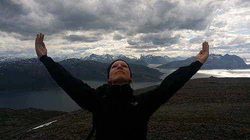 Mæ på toppen av Gråtinden, med Kvaløya og Vengsøya bak.