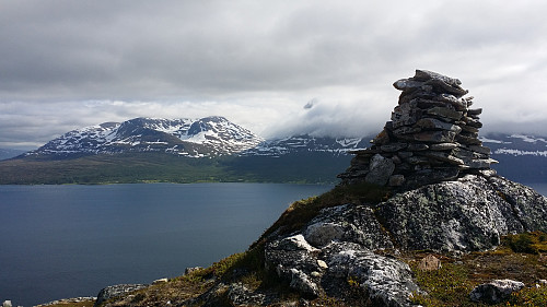 Varde ca 400 moh, med Malangshalvøya i bakgrunn.