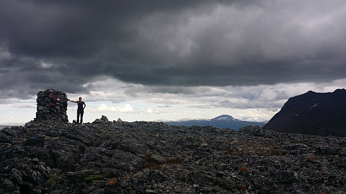 Mæ ved toppvarden på Blåruttinden, med Tromsdalstinden og Bentsjordstinden i bakgrunn.