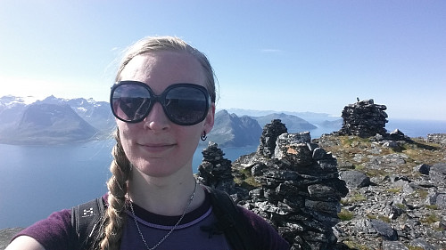 Selfie på Vengsøytinden med Kvaløya i bakgrunn.