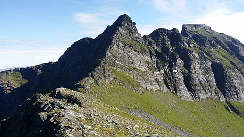 Horntinden og Kvantotinden (sett fra eggen mellom Vengsøytinden og Horntinden)