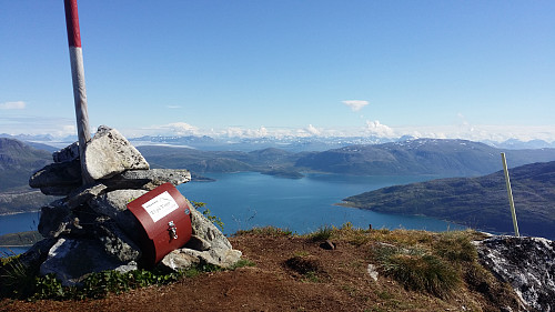 Ti på Topp-kassen på Stortinden, med utsikt mot Kvaløya.