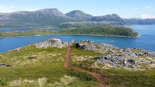 Lettgådd terreng på tur ned fra Stortinden. Vågsøya og Kvaløya i bakgrunn.