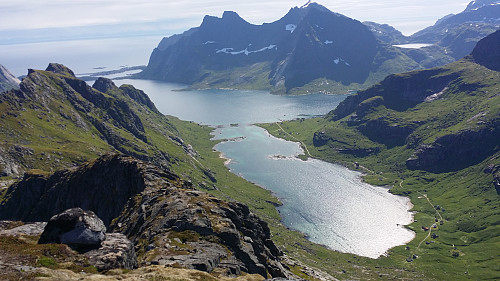 Bunesfjorden, med veien tilbake til Vindstad på høyre side. Til venstre Kammen, og rett bak kan en så vidt se Reine. (Bilde tatt fra toppen av Helevetestinden)