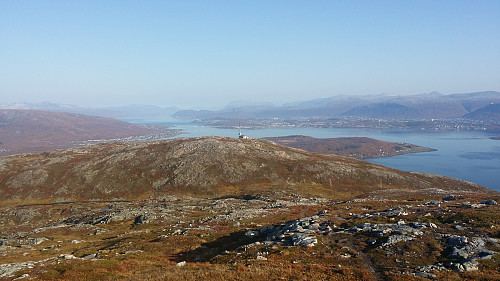 Rundfjellet sett fra stien videre opp mot Botnfjellet. Tromsø og Sandnessundet i bakgrunn.