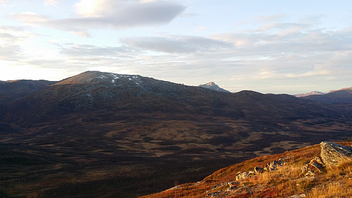 Utsikt mot Litje-Blåmann, Botnfjellet og Rundfjellet, som æ var oppe på forrige uka.