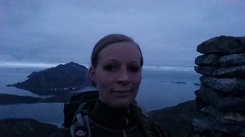 Mæ atme toppvarden på Lauviktinden, med Vengsøya og Vågsøya i bakgrunn.