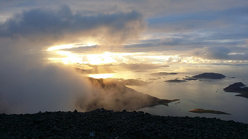 Utsikt fra toppen mot sydlige Kvaløya, Sommerøy og Hillesøy.