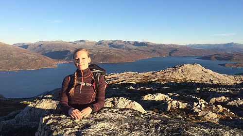 Æ på tur opp, med Ringvassøya i bakgrunn.