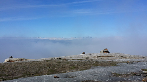 Nært toppen av Fløya. Bak skyene kan de høyeste toppene på Kvaløya sees.