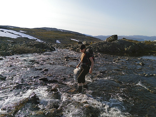 Vading gjennom elv nord for Skarsfjellet.