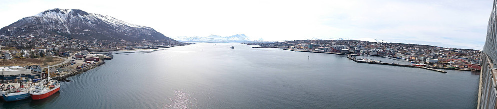 Over bruen fra Tromsøya til fastlandet. Storsteinen og Fløya til venstre, Tromsøya til høyre