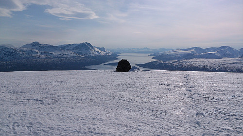 Den vestre varden på Itnavárri, med utsikt mot Malangshalvøya til venstre og Kvaløya til høyre.