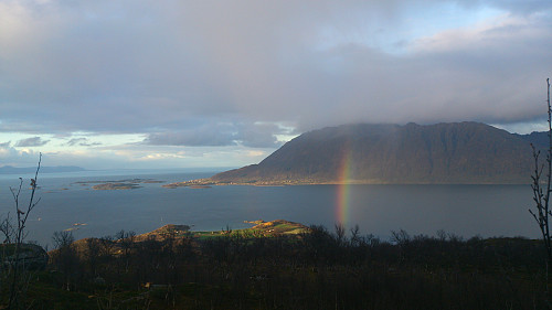 Regnbue mellom Elgenes og Grytøya på vei opp.