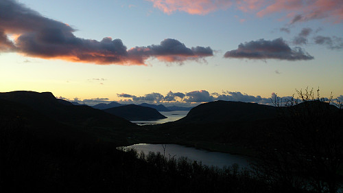 Utsikt fra toppen av Kjelhusåsen nord-vest over Møkkelandsvatnet mot Høgfjellet, Nupen og Keipen.