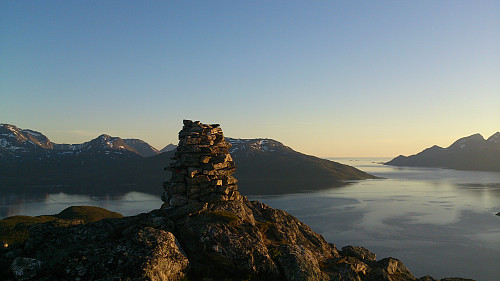 Varden på Trehørningen med utsikt mot nordvestre Kvaløya, havet og Ringvassøya.