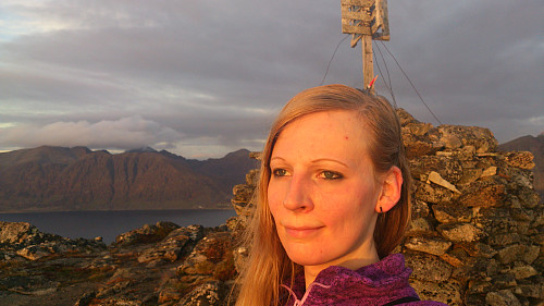Mæ ved varden opp på Elgen, med Grytøya bak.