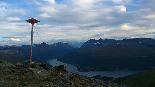 På vei opp Tromsdalstinden, utsikt over Ramfjorden