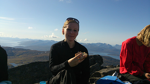 Brødskive og flott utsikt oppe på Tromsdalstinden