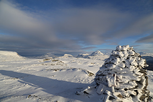 Fra varden på Nattmålstuva. Utsikt mot nordøst.
Fra venstre; Spanstind, Høgtind, Melkefjellet, Læigas og Rivtind. Til høyre for varden; Nævertinden (Beassetcohkka).