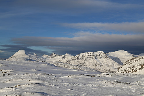 Fra varden på Nattmålstuva. Utsikt mot nordvest;
Revtind, Segeltind, Oldertinden, Sandfjellet (1044), Sandfjellet (1115), navnløs 1139 og Dudalstinden.