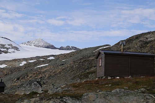 Storsteinshytta med Storsteinsfjellet i bakgrunnen.