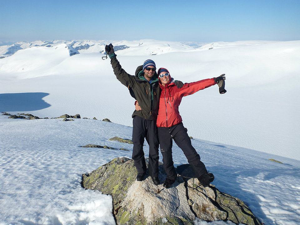 Sigrid og Sander på Supphellenipa - Flatbreen i bakgrunnen