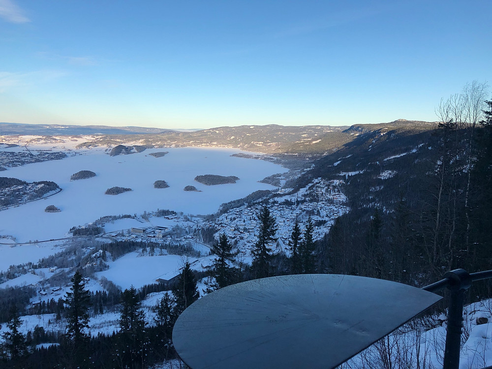 Kongens utsikt - nordøstover. Ringkollen litt høyre for midten av bildet, Gyrihaugen til høyre.