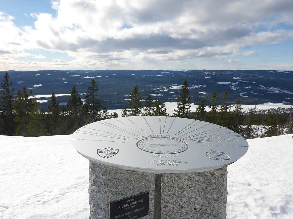 Harestuvannet nærmest og Nordmarka i bakgrunnen - Gyrihaugen til venstre, Ringkollen litt venstre for senter, Norefjell helt i bakgrunnen og Bislingflaka til høyre