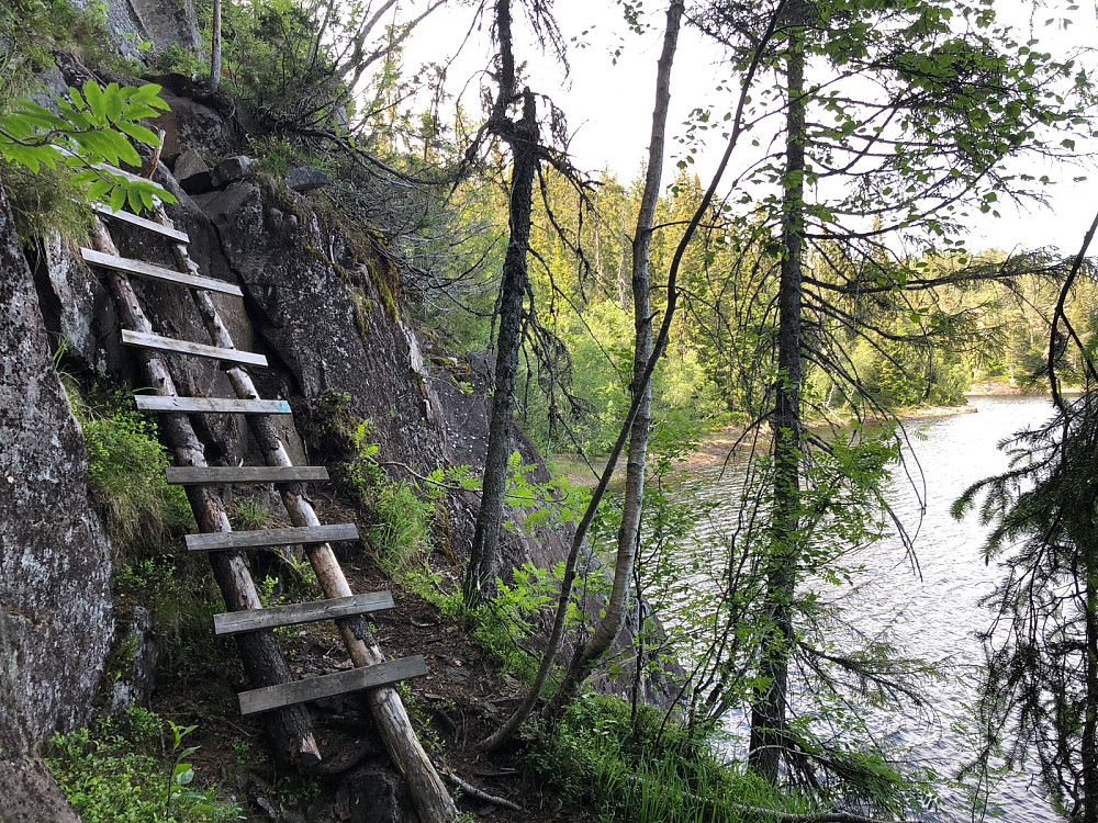 Crux ved Hoggtjern med stige på den ene siden og "via ferrata" med armeringsjern på den andre