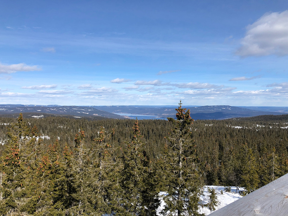 Utsikt nord-østover mot Hurdalssjøen. Bak til venstre er Fjellsjøkampen som også er en superfin skitopp