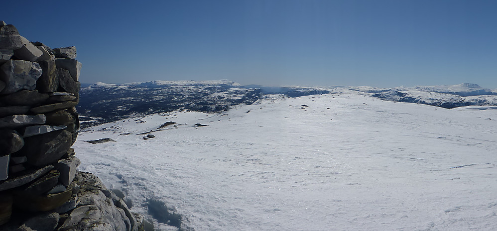 Utsikt sørover fra varden med Blefjell til venstre og Gaustatoppen til høyre