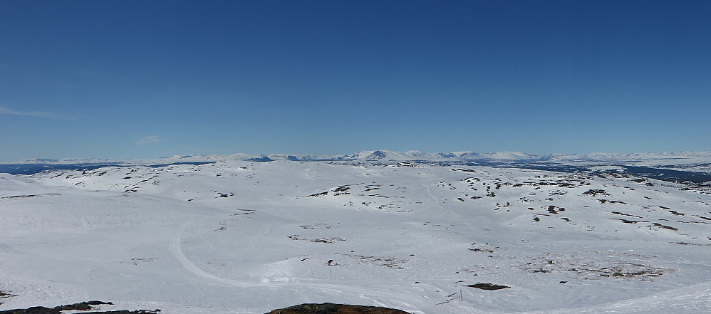 Strålende utsikt vest- og nordover fra Nystølvarden med Hallingskarvet, Hemsedalsfjella og Jotunheimen