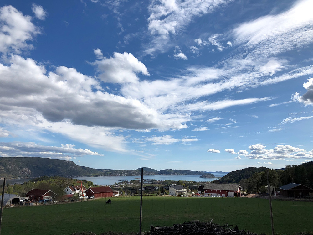 Fin utsikt over Svelvik og Drammensfjorden i starten av turen