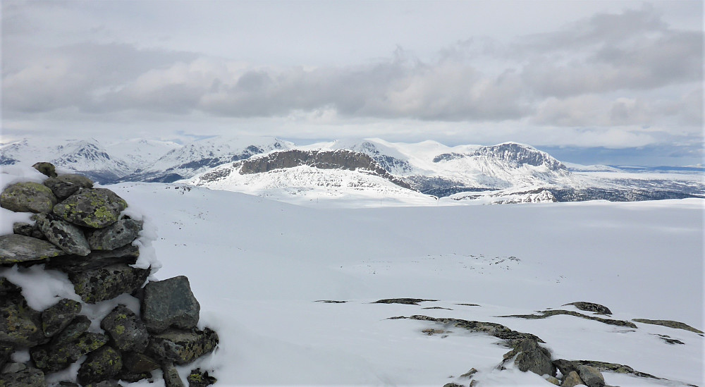 Flott utsikt mot Storehorn, Veslehorn og Skogshorn i Hemsedal