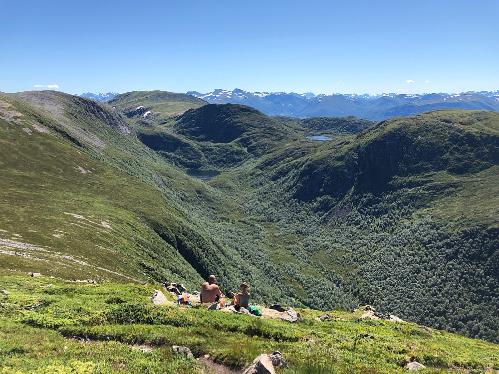 Gunn og Øyvind ser innover Vågsdalen med Grøtet til venstre og Opstadhornet, Foksåta og Skåla til høyre for dalen